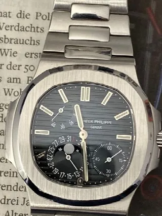 Foto 3 di 3: Patek Philippe Nautilus 5712/1a-001